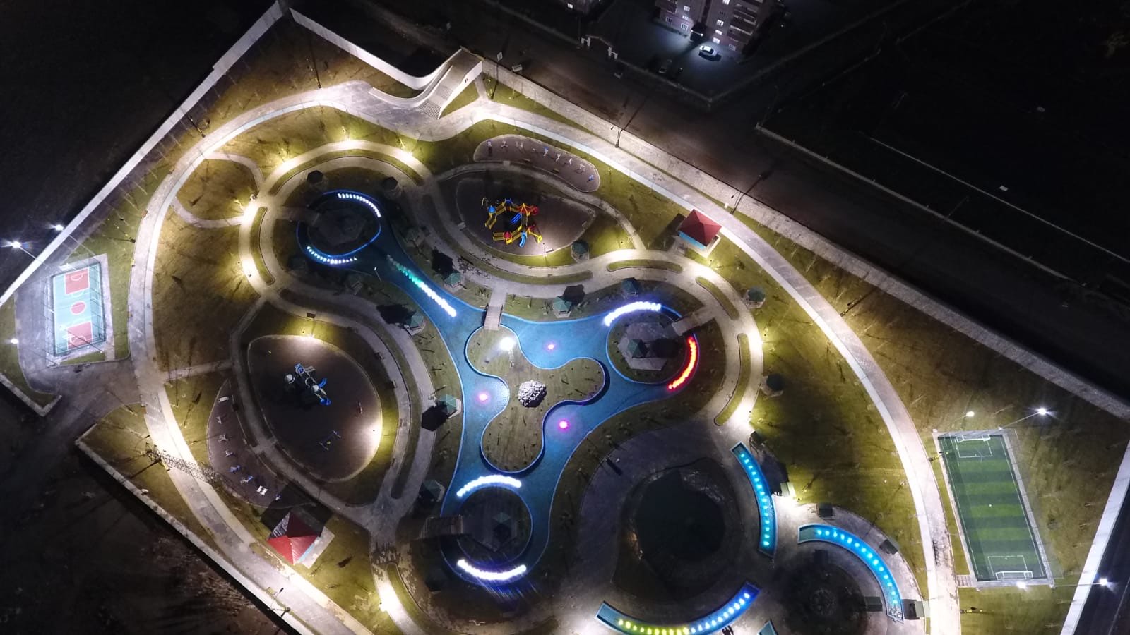 Aydınlatmalı park havadan gece görünüm